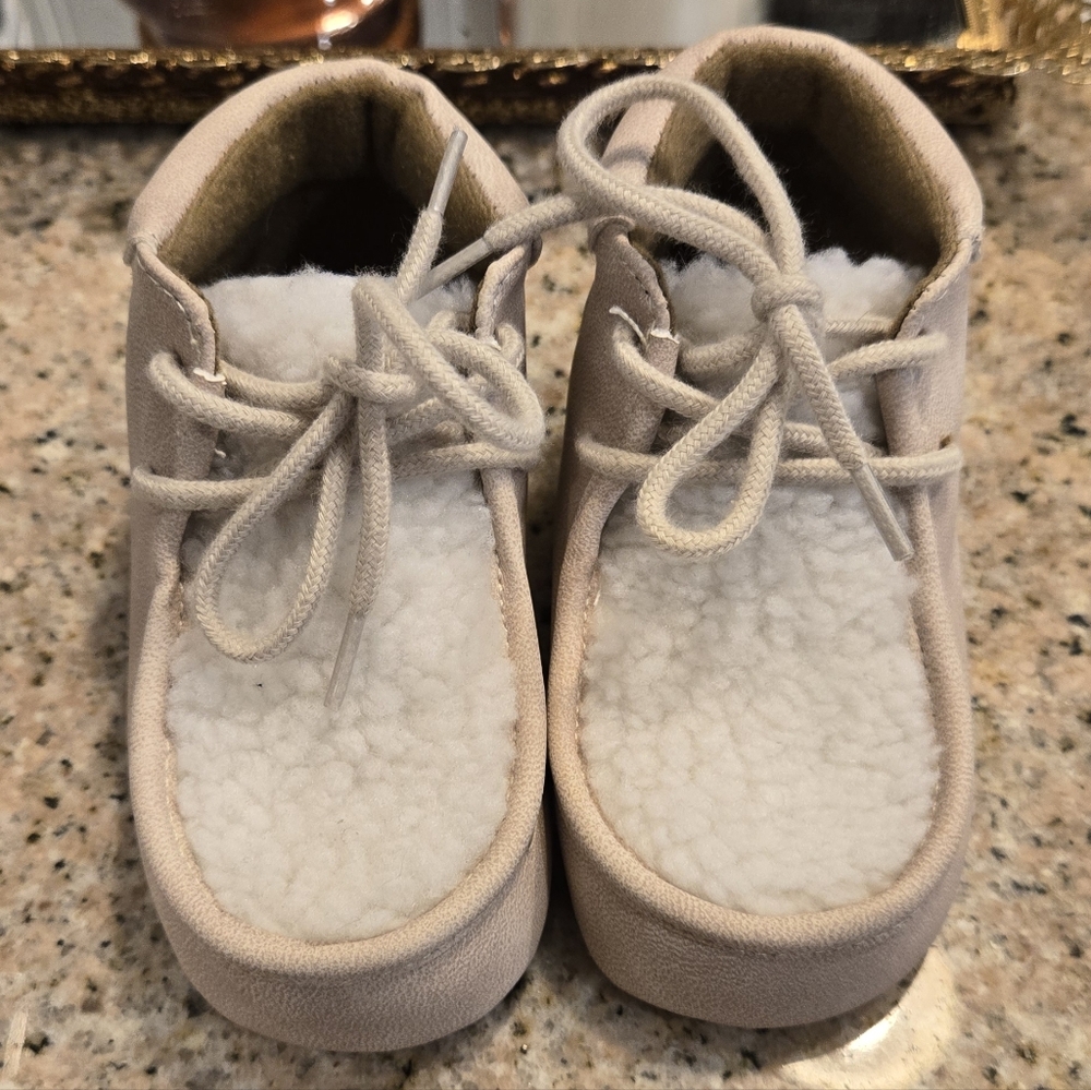 NWOT Old Navy Beige Suede and White Sherpa Baby Boot Shoe 18-24 Months
